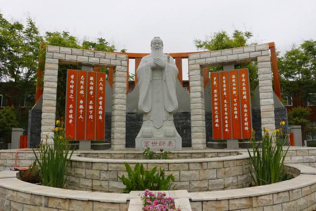 學(xué)校人文環(huán)境建設(shè)，人文物質(zhì)環(huán)境+人文精神環(huán)境     