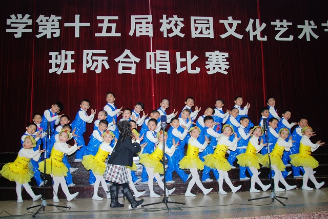 和諧校園文化建設(shè)需要注重軟環(huán)境建設(shè)，堅(jiān)持以人為本